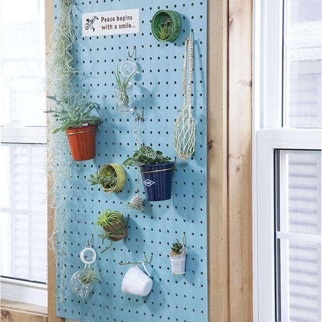 今流行の有孔ボードをペイントして、グリーンを飾ろう！