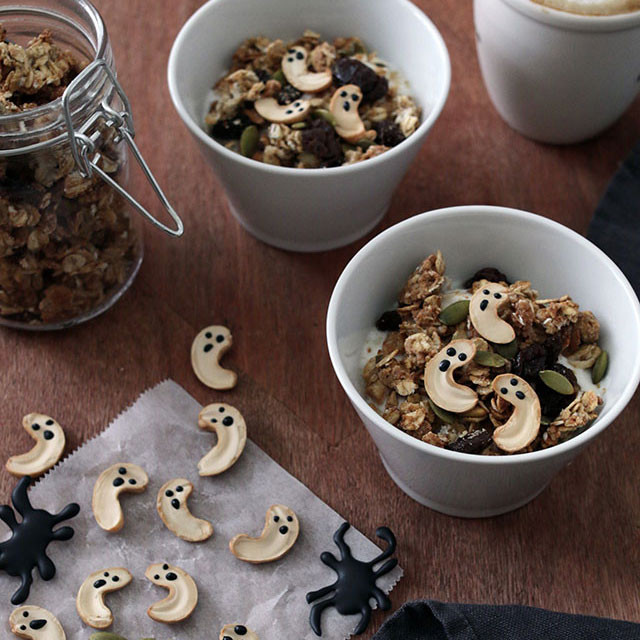  おばけの正体は○○?! 混ぜて焼くだけハロウィン風グラノーラ