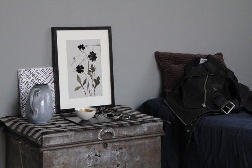 インテリアにとけこむモノトーン押し花