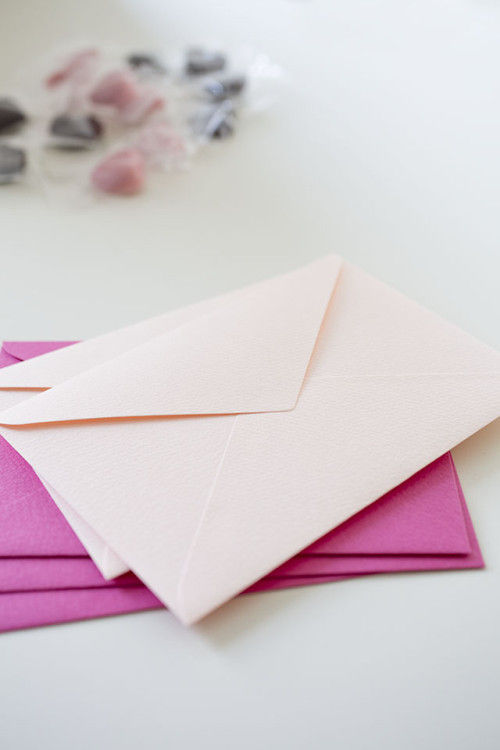 義理チョコ、友チョコにも使えます！　ピンク封筒でラッピング♡