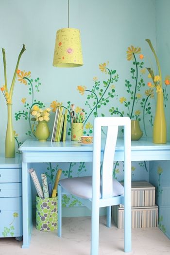 新生活に学習机と壁のインテリアペイント