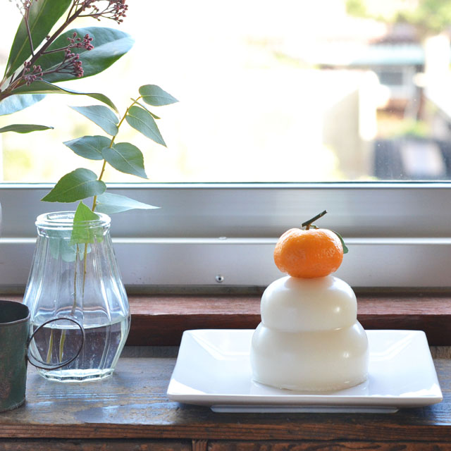 【歳時記のある暮らし】身近な生活雑貨で飾る鏡餅