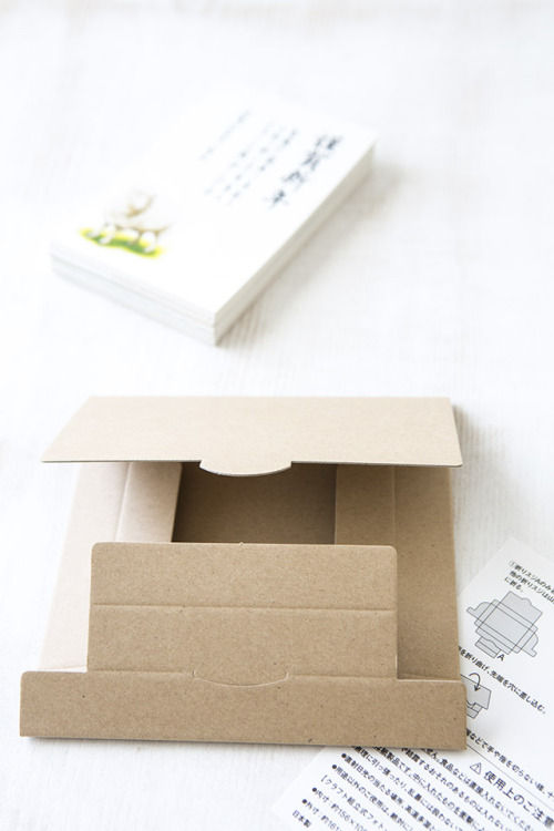 年賀状収納は、MUJIクラフトボックスをプチアレンジして♪