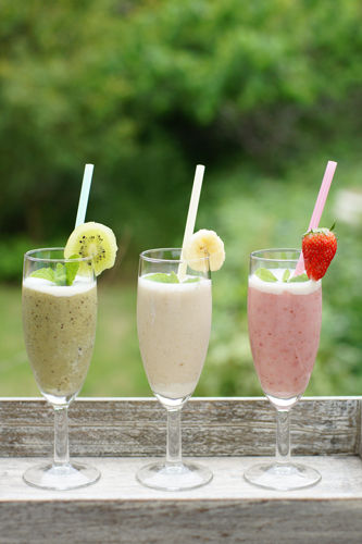 ミキサーで混ぜるだけ！甘酒フルーツスムージー