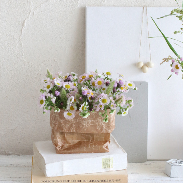 [カジュアルフラワー]野の花とワックスペーパーで。ざっくり活けてOK！のおしゃれアレンジ