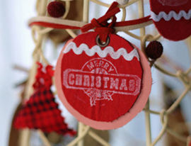 皮のオーナメントでデコるクリスマスツリー