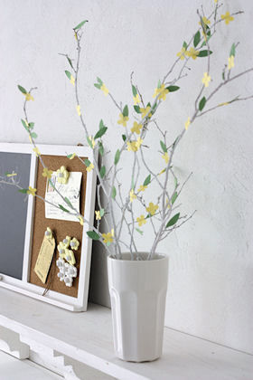 切り紙の花で枝ものインテリア