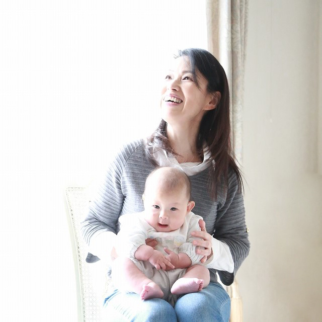 自然な笑顔の撮られ方♪〈好きなもの抱っこ〉がおすすめ
