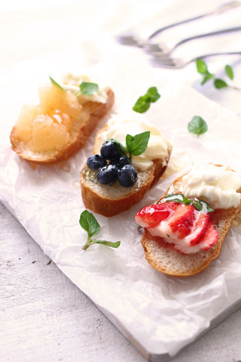 材料を載せるだけ。フルーツオープンサンド