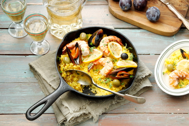 彩り鮮やかなシーフードパエリア♪　今人気のスキレットで、そのまま食卓へ