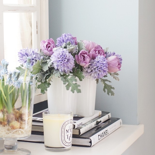 【春の花色配色】淡いパープル、水色×シルバー　球根つきの花の飾り方のポイント