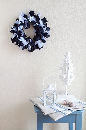 裂いた布を結ぶだけ。夏の涼しげリース