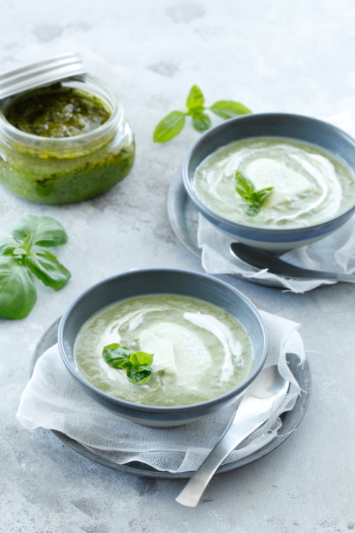 冷たいスープをヘルシーに♪　ほうれん草と鶏ささみのジェノバポタージュ