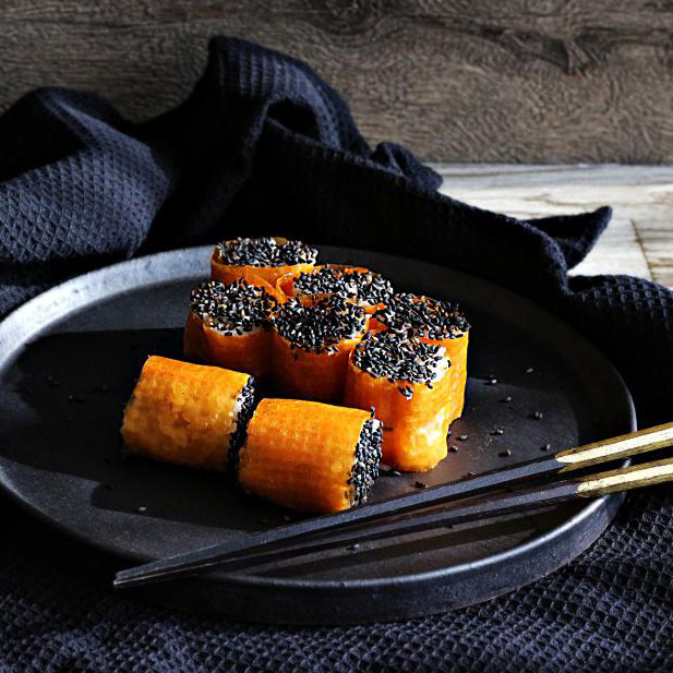 オレンジ×ブラックの食材で作る「ハロウィンの野菜寿司」