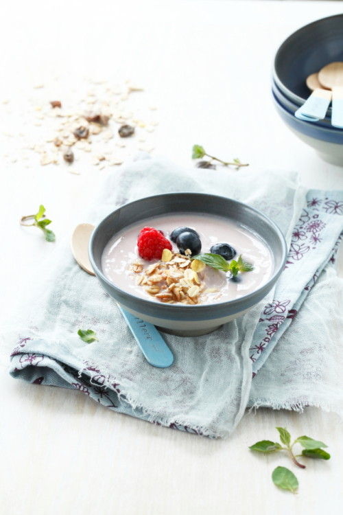 夏の日の朝ごはんに、ヨーグルトアサイーボウル