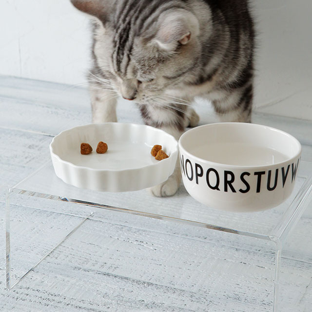 これ便利！無印600円アクリル棚を猫の「まんま台」に使っています♪