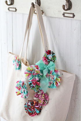 手づくりの花飾りで無印トートを簡単リメイク