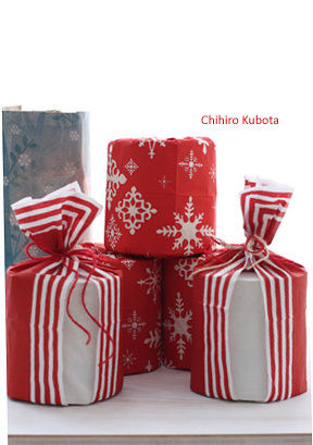 クリスマスペーパーナフキンをトイレットペーパーにくるっと巻きつけて