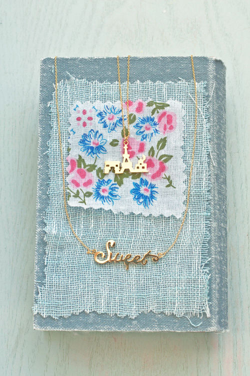 想いをこめて、キュートなネックレスを重ね着け