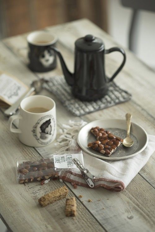 『逆さ絵』のマグカップで、会話のはずむカフェ時間