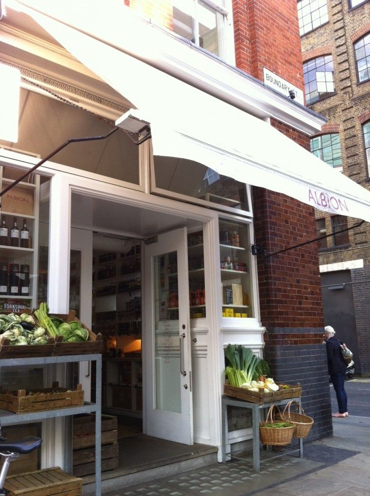 目をひくカフェは、コンラン・スタイル