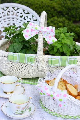 かごにリボンをつけておしゃれに♪