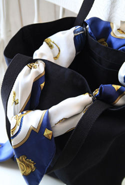 眠っているあのスカーフで大人カジュアルバッグ