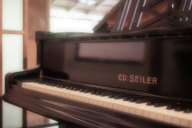 京都♪９０年ぶりに里帰りした半円形のヴィンテージピアノ