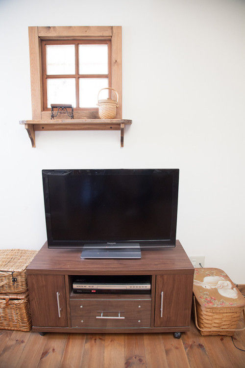 「アニースローン」でリペイント！　組立式テレビボードがフレンチシックに変身