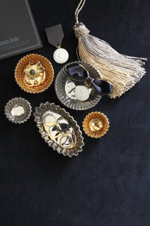 最旬スタイリング～注目のメダルのモチーフを使った、フレグランスアクセサリー