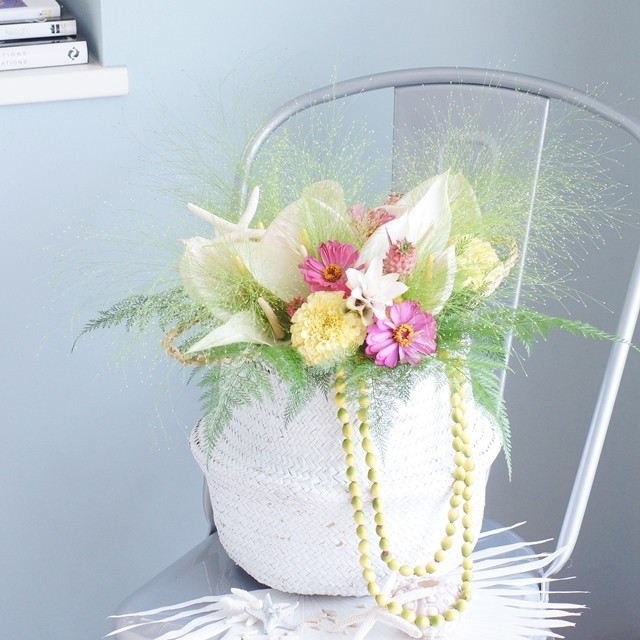 【夏の花色配色】ピンク白黄色　おうちでハワイ気分?! 家にあるバスケットを再利用したアレンジのコツ