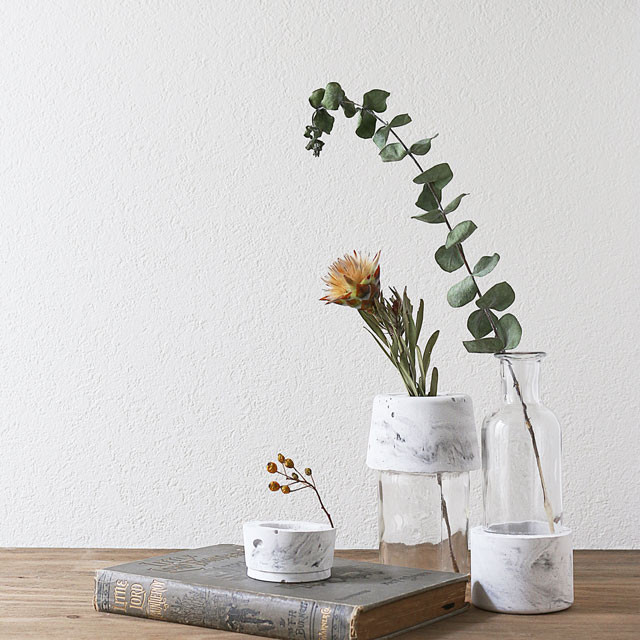 墨汁を混ぜるだけで簡単♪　マーブル模様のオリジナル花器の作り方