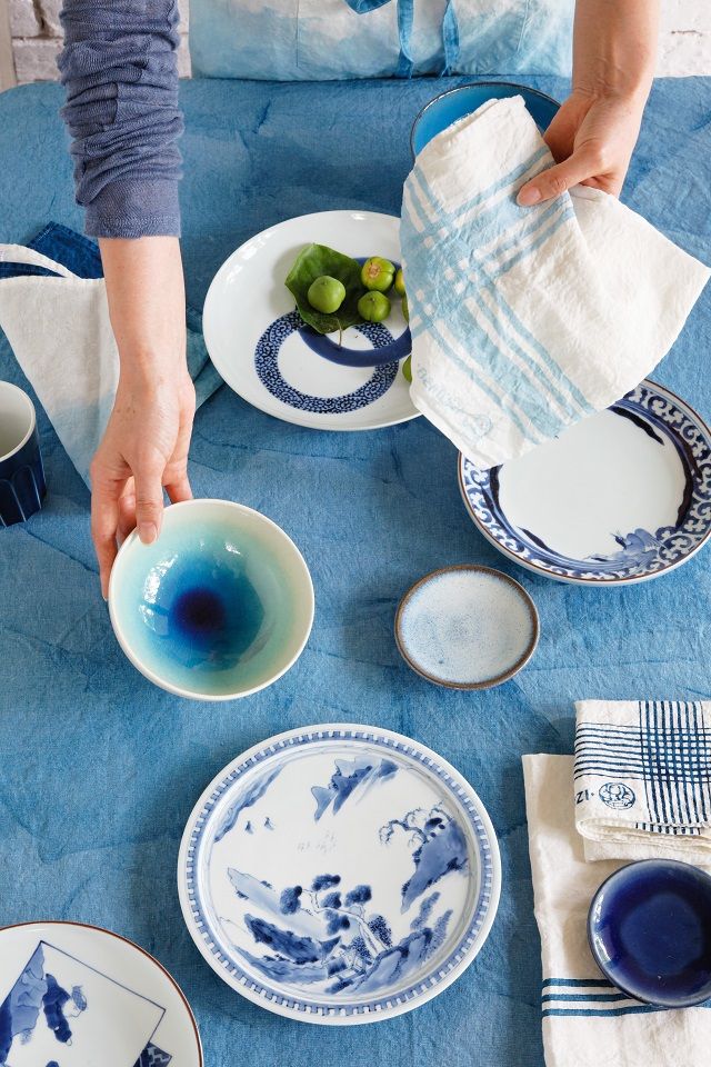 どんなスタイルの食器も受けとめる、グラデーションの布の魅力