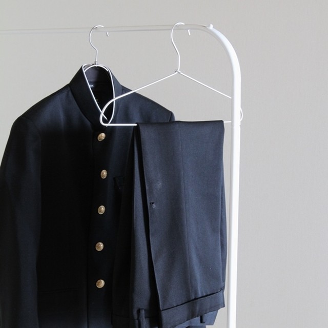 制服のズボンに開いた穴をミシンで簡単補修！