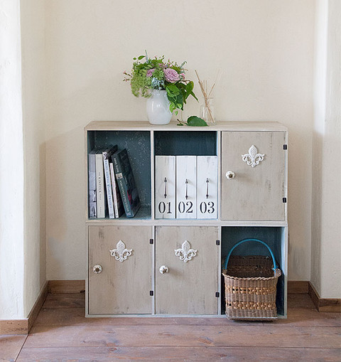 カラーボックスを横置き＋アニースローンペイントで、海外風にアップサイクル♪