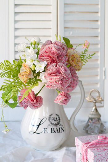 カップケーキ用のカップがカーネションに変身！