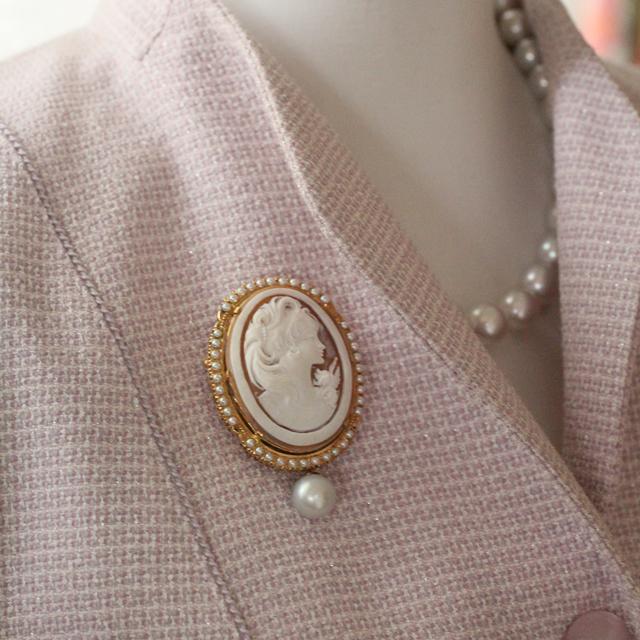 ジュエリーデザイナーが教える♪ カメオのブローチの着け方