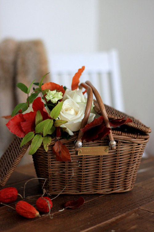 定番の白バラのアレンジに、紅葉の小枝をプラス！