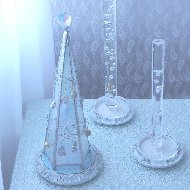 クリスマスのあとも楽しめる、ツリー形のジュエリースタンド