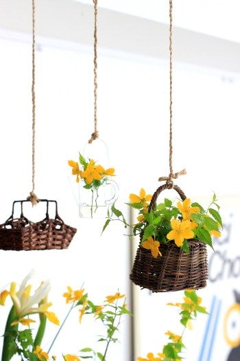 山吹をバスケットに吊して飾って