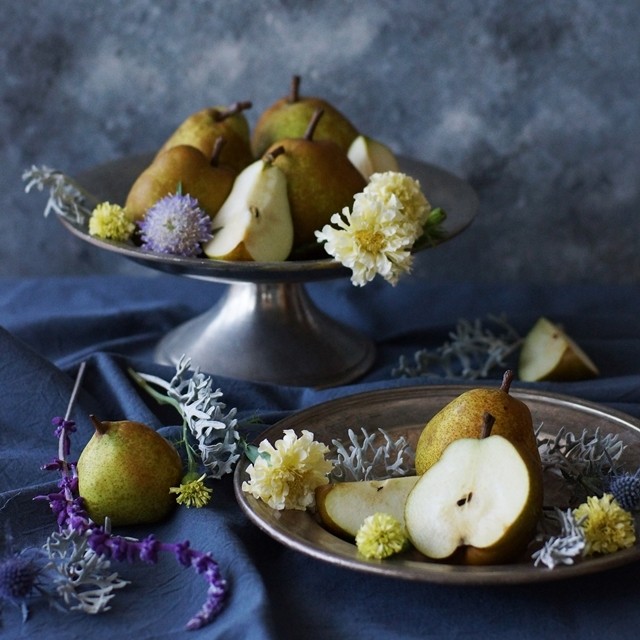 【秋の花色配色】淡いイエロー×ブルーグレイ　フルーツの色から花選び～洋ナシ編～