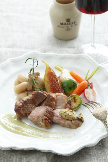 豚肉のグリル、白インゲン豆の煮こみ添え