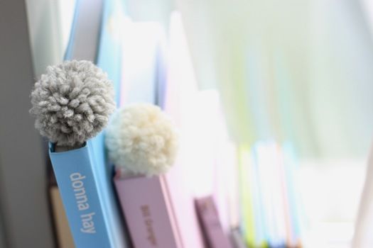 毛糸のボンボンで、あったかかわいいブックマーカー