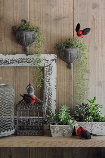 グリーンに添える羊毛フェルトのかわいい小鳥