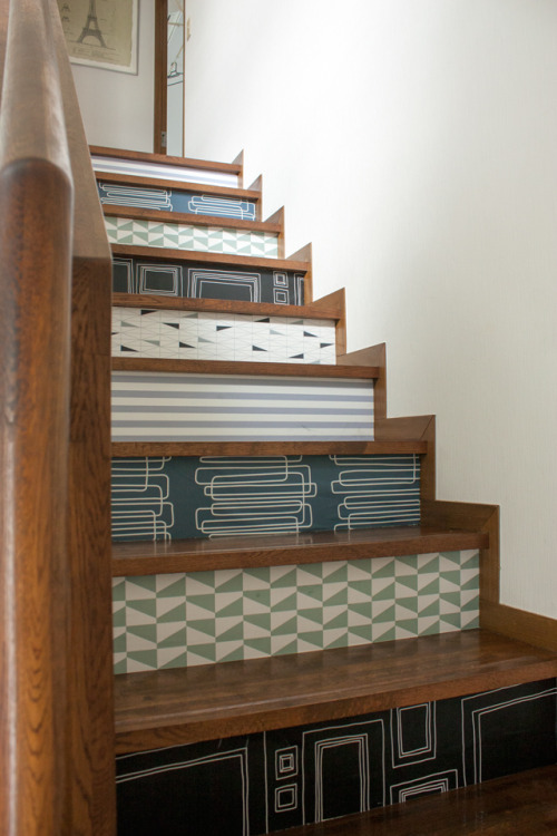 階段で遊ぶ＆魅せる　～　剥がせる壁紙でセルフリフォームしてみよう