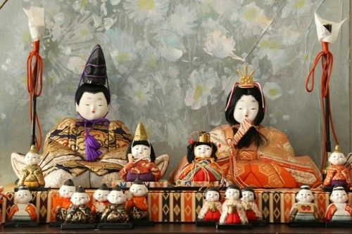 私と娘の思い出を飾る　——　“二組のお雛様”