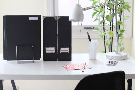 子どものプリントがすっきり！　まな板立てと紙ファイルで簡単収納