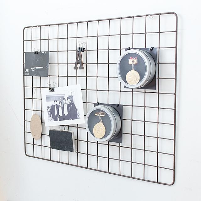 100均収納術！ 「子どものメダル」を飾る壁面収納アイデア
