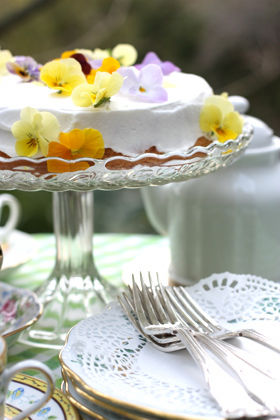 かわいい幸せ　ビオラのケーキ