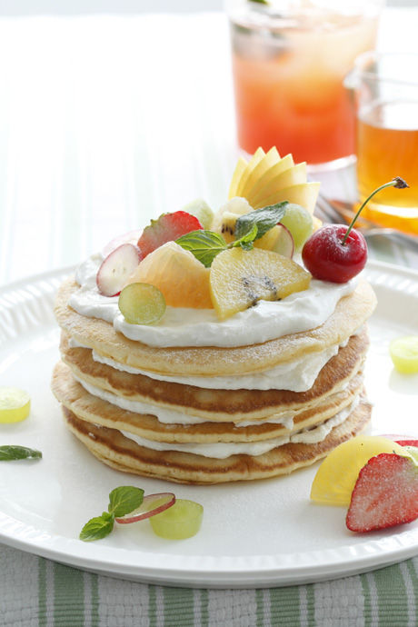 果物とヨーグルトクリームの段々パンケーキ